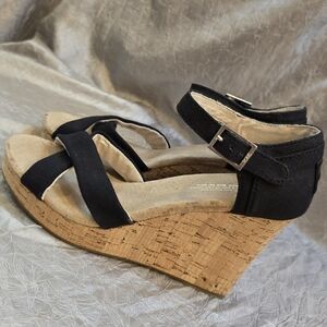 TOMS WEDGE HEEL SZ 8.5